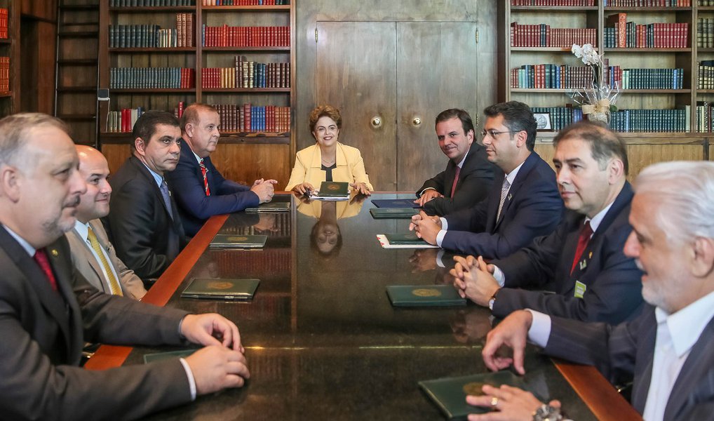 No dia do seu aniversário, a presidente Dilma Rousseff recebeu uma boa notícia: um manifesto de apoio entregue por prefeitos de 16 capitais, que se somam aos 16 governadores que já se posicionaram contra o golpe; documento sustenta que pedido de impeachment aceito pelo presidente da Câmara, Eduardo Cunha (PMDB-RJ), se apoia em "ilações e suposições"; Dilma conta ainda com artistas, intelectuais, juristas, professores, reitores de universidades e entidades como CNBB, UNE e OAB; golpe PSDB-Cunha, que pode colocar Michel Temer na presidência, perdeu intensidade após o fiasco dos protestos deste domingo (Foto: Gisele Federicce) No dia do seu aniversário, a presidente Dilma Rousseff recebeu uma boa notícia: um manifesto de apoio entregue por prefeitos de 16 capitais, que se somam aos 16 governadores que já se posicionaram contra o golpe; documento sustenta que pedido de impeachment aceito pelo presidente da Câmara, Eduardo Cunha (PMDB-RJ), se apoia em "ilações e suposições"; Dilma conta ainda com artistas, intelectuais, juristas, professores, reitores de universidades e entidades como CNBB, UNE e OAB; golpe PSDB-Cunha, que pode colocar Michel Temer na presidência, perdeu intensidade após o fiasco dos protestos deste domingo