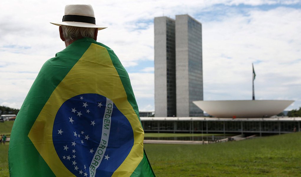Pesquisa inédita feita pelo Ibope em dezembro revela que apenas 34% da população tem "muito orgulho" de ser brasileira – na época de FHC, esse percentual era 58%; em compensação, a parcela que disse ter "pouco" ou "nenhum" orgulho passou de 19% para 30% (Foto: Gisele Federicce) Pesquisa inédita feita pelo Ibope em dezembro revela que apenas 34% da população tem "muito orgulho" de ser brasileira – na época de FHC, esse percentual era 58%; em compensação, a parcela que disse ter "pouco" ou "nenhum" orgulho passou de 19% para 30%