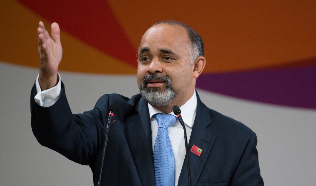 A Secretaria de Comunicação Social da Presidência divulgou nota nesta quarta (30) para informar que o ministro do Esporte, George Hilton, deixará o cargo; em seu lugar, de acordo com a nota, assumirá de forma interina o atual secretário do Esporte de Alto rendimento da pasta, Ricardo Leyser, filiado ao PCdoB (Foto: Valter Lima) A Secretaria de Comunicação Social da Presidência divulgou nota nesta quarta (30) para informar que o ministro do Esporte, George Hilton, deixará o cargo; em seu lugar, de acordo com a nota, assumirá de forma interina o atual secretário do Esporte de Alto rendimento da pasta, Ricardo Leyser, filiado ao PCdoB