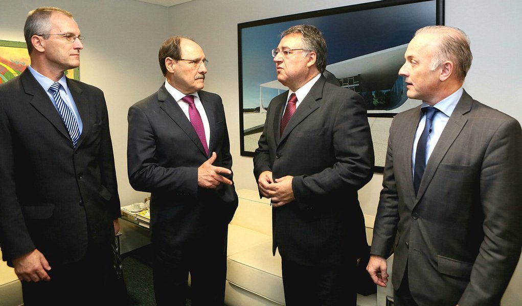 O governador José Ivo Sartori reúne-se com ministros do STF, durante toda esta terça-feira (26), para apresentar informações sobre a situação financeira do Rio Grande do Sul; o julgamento do mérito da ação que discute o cálculo da dívida dos estados com a União será nesta quarta (27), a partir das 14h, no plenário do STF; Sartori tem defendido que não é justo o Rio Grande do Sul ter pactuado R$ 9 bilhões e ainda dever R$ 52 bilhões, mesmo tendo quitado R$ 25 bilhões; segundo ele, "a renegociação da dívida dos estados não se reduz ao problema do ajuste fiscal da União" (Foto: Leonardo Lucena) O governador José Ivo Sartori reúne-se com ministros do STF, durante toda esta terça-feira (26), para apresentar informações sobre a situação financeira do Rio Grande do Sul; o julgamento do mérito da ação que discute o cálculo da dívida dos estados com a União será nesta quarta (27), a partir das 14h, no plenário do STF; Sartori tem defendido que não é justo o Rio Grande do Sul ter pactuado R$ 9 bilhões e ainda dever R$ 52 bilhões, mesmo tendo quitado R$ 25 bilhões; segundo ele, "a renegociação da dívida dos estados não se reduz ao problema do ajuste fiscal da União"