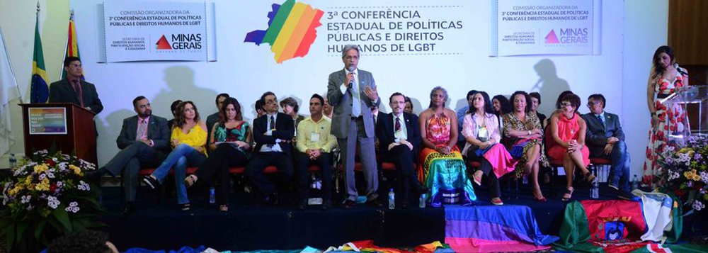 O Governo de Minas Gerais vai propor a criação do Conselho Estadual de Cidadania de Lésbicas, Gays, Bissexuais, Travestis e Transexuais (CEC LGBT), órgão que será responsável pela elaboração e condução das políticas públicas voltadas para esses segmentos da população; a entidade terá composição paritária entre o poder público e a sociedade civil e será composto por 26 membros e seus suplentes, nomeados pelo chefe do Executivo mineiro; "O que não pode, por exemplo, é haver discriminação e preconceito", secretário de Estado de Direitos Humanos, Participação Social e Cidadania, Nilmário Miranda (Foto: Leonardo Lucena) O Governo de Minas Gerais vai propor a criação do Conselho Estadual de Cidadania de Lésbicas, Gays, Bissexuais, Travestis e Transexuais (CEC LGBT), órgão que será responsável pela elaboração e condução das políticas públicas voltadas para esses segmentos da população; a entidade terá composição paritária entre o poder público e a sociedade civil e será composto por 26 membros e seus suplentes, nomeados pelo chefe do Executivo mineiro; "O que não pode, por exemplo, é haver discriminação e preconceito", secretário de Estado de Direitos Humanos, Participação Social e Cidadania, Nilmário Miranda