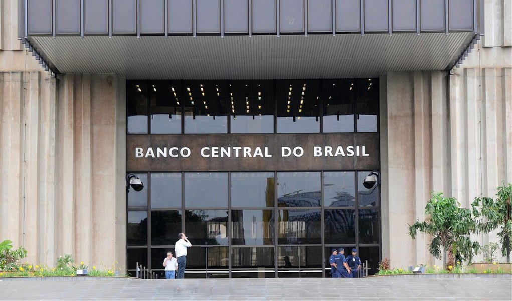 Dados do Banco Central (BC) apontam que as contas externas fecharam o mês de fevereiro com déficit de US$ 1,919 bilhão; resultado é o menor desde agosto de 2009, quando o saldo ficou negativo em US$ 828,5 milhões (Foto: Paulo Emílio) Dados do Banco Central (BC) apontam que as contas externas fecharam o mês de fevereiro com déficit de US$ 1,919 bilhão; resultado é o menor desde agosto de 2009, quando o saldo ficou negativo em US$ 828,5 milhões