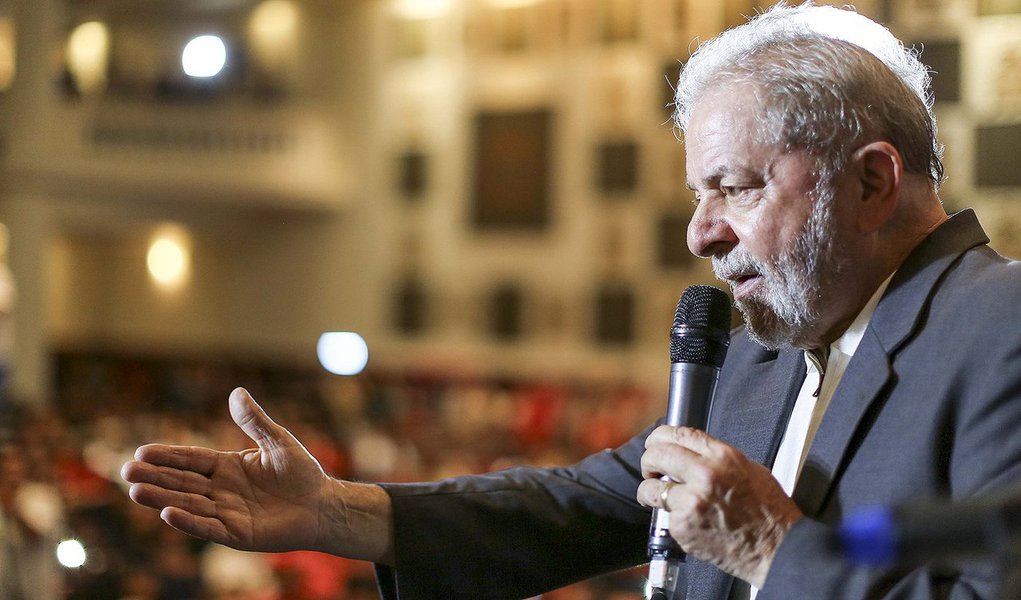 Durante Plenária Nacional de Sindicalistas em Defesa da Democracia, do Estado de Direito e Contra o Golpe, o ex-presidente Lula pediu para as centrais sindicais cobrem do juiz Sérgio Moro a "estimativa" do suposto prejuízo econômico causado pela Lava Jato: "É possível combater a corrupção sem fechar empresa? A operação de combate a corrupção é uma necessidade para esse país. Mas é bom vocês se reunirem, fazerem uma pesquisa, por que quando tudo isso terminar pode ter muita gente presa, mas pode ter muito desempregado nesse país" (Foto: Roberta Namour) Durante Plenária Nacional de Sindicalistas em Defesa da Democracia, do Estado de Direito e Contra o Golpe, o ex-presidente Lula pediu para as centrais sindicais cobrem do juiz Sérgio Moro a "estimativa" do suposto prejuízo econômico causado pela Lava Jato: "É possível combater a corrupção sem fechar empresa? A operação de combate a corrupção é uma necessidade para esse país. Mas é bom vocês se reunirem, fazerem uma pesquisa, por que quando tudo isso terminar pode ter muita gente presa, mas pode ter muito desempregado nesse país"