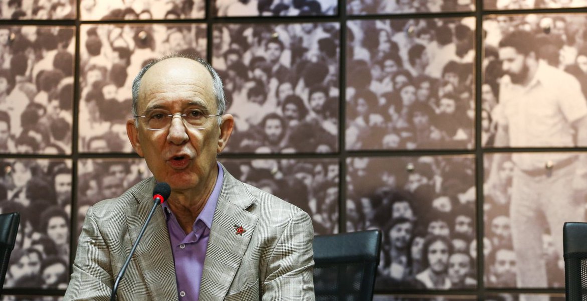 Em Salvador, onde o ex-presidente Lula participa de ato em defesa do PT nesta quinta-feira, o presidente do partido, Rui Falcão, voltou a negar que o Planalto esteja em busca de acordo para livrar Eduardo Cunha de possível processo de cassação do mandato em troca de ele não dar andamento aos pedidos de impeachment da presidente Dilma Rousseff que tramitam na Câmara;"Não há qualquer acordo para barrar investigação"; sobre a CPI da Petrobras, Falcão avaliou como "fato mais positivo" a declaração de Cunha de que ele não tinha nenhuma conta bancária no exterior e não possuía dinheiro nem bens além do que declarou à Justiça Eleitoral, o que está desmentido com denúncia do Ministério Público da Suíça (Foto: Romulo Faro) Em Salvador, onde o ex-presidente Lula participa de ato em defesa do PT nesta quinta-feira, o presidente do partido, Rui Falcão, voltou a negar que o Planalto esteja em busca de acordo para livrar Eduardo Cunha de possível processo de cassação do mandato em troca de ele não dar andamento aos pedidos de impeachment da presidente Dilma Rousseff que tramitam na Câmara;"Não há qualquer acordo para barrar investigação"; sobre a CPI da Petrobras, Falcão avaliou como "fato mais positivo" a declaração de Cunha de que ele não tinha nenhuma conta bancária no exterior e não possuía dinheiro nem bens além do que declarou à Justiça Eleitoral, o que está desmentido com denúncia do Ministério Público da Suíça