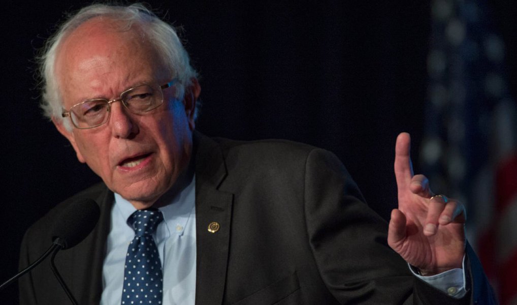 No momento em que crescem as críticas internacionais sobre o golpe em curso no Brasil, enquanto o presidente Barack Obama mantém silêncio sobre o assunto, o pré-candidato Democrata à presidência dos Estados Unidos, senador Bernie Sanders, criticou a política intervencionista americana; "Os Estados Unidos não podem continuar intervindo na América Latina e derrubando governos ou tentando desestabilizá-los por razões econômicas", afirmou; Sanders garantiu que, se chegar à Casa Branca, fomentará "uma nova relação baseada no respeito mútuo" com a América Latina e criticou a atual administração do presidente Barack Obama por não ter feito o mesmo (Foto: Aquiles Lins) No momento em que crescem as críticas internacionais sobre o golpe em curso no Brasil, enquanto o presidente Barack Obama mantém silêncio sobre o assunto, o pré-candidato Democrata à presidência dos Estados Unidos, senador Bernie Sanders, criticou a política intervencionista americana; "Os Estados Unidos não podem continuar intervindo na América Latina e derrubando governos ou tentando desestabilizá-los por razões econômicas", afirmou; Sanders garantiu que, se chegar à Casa Branca, fomentará "uma nova relação baseada no respeito mútuo" com a América Latina e criticou a atual administração do presidente Barack Obama por não ter feito o mesmo