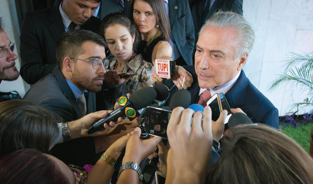 O vice-presidente Michel Temer (PMDB) afirmou nesta segunda (11) que o áudio enviado para grupo de integrantes do PMDB no qual fala como se o impeachment já tivesse sido aprovado foi gravado para ser mandado para "vários companheiros" e acabou encaminhado para os peemedebistas por engano; "Primeiro lugar, falava com vários companheiros, quando fui perguntado se eu já estava preparado para a eventualidade do que viesse a acontecer no domingo, porque viria a exigir uma manifestação minha. Daí fiz a gravação, e confesso que quando resolvi mandar para outro amigo houve um equívoco e mandei para um grupo e acabou vazando", disse (Foto: Valter Lima) O vice-presidente Michel Temer (PMDB) afirmou nesta segunda (11) que o áudio enviado para grupo de integrantes do PMDB no qual fala como se o impeachment já tivesse sido aprovado foi gravado para ser mandado para "vários companheiros" e acabou encaminhado para os peemedebistas por engano; "Primeiro lugar, falava com vários companheiros, quando fui perguntado se eu já estava preparado para a eventualidade do que viesse a acontecer no domingo, porque viria a exigir uma manifestação minha. Daí fiz a gravação, e confesso que quando resolvi mandar para outro amigo houve um equívoco e mandei para um grupo e acabou vazando", disse