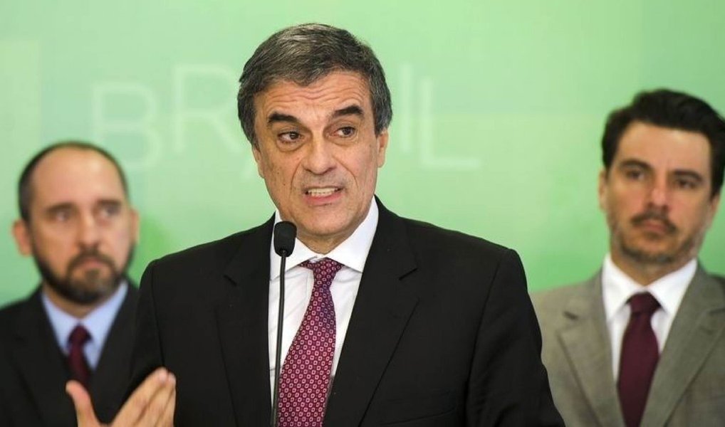 "O governo tem todo o interesse em que esse processo seja rapidamente julgado, mas também tem todo interesse que a lei e a Constituição sejam respeitadas", disse o ministro da Justiça, José Eduardo Cardozo nesta quarta-feira, 9, sobre a decisão do STF que suspendeu o andamento do processo de impeachment contra a presidente Dilma Rousseff; de acordo com o ministro, o julgamento célere do processo seria bom para o país, mas um julgamento dentro da lei é de "indispensável relevância" (Foto: Aquiles Lins) "O governo tem todo o interesse em que esse processo seja rapidamente julgado, mas também tem todo interesse que a lei e a Constituição sejam respeitadas", disse o ministro da Justiça, José Eduardo Cardozo nesta quarta-feira, 9, sobre a decisão do STF que suspendeu o andamento do processo de impeachment contra a presidente Dilma Rousseff; de acordo com o ministro, o julgamento célere do processo seria bom para o país, mas um julgamento dentro da lei é de "indispensável relevância"