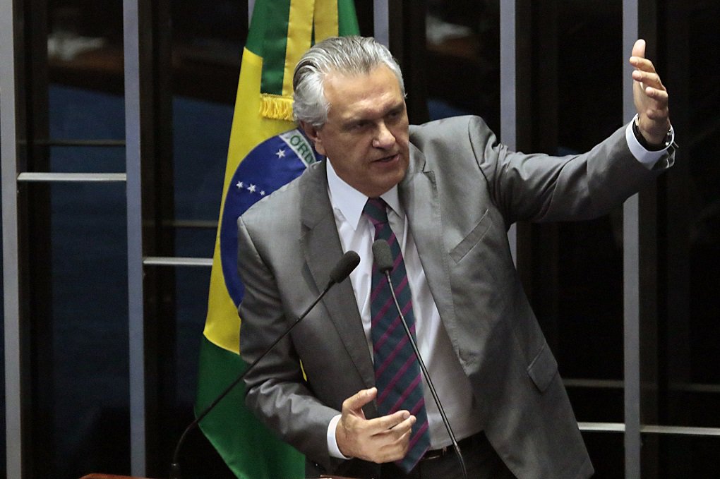 Depois de fazer estardalhaço e participar da Lavagem do Senhor do Bonfim, em Salvador, garantindo que seria candidato a presidente do Brasil, o senador Ronaldo Caiado (DEM) anunciou esta semana que seu principal projeto é concorrer ao governo de Goiás em 2018; parlamentar revelou que a partir de 13 de fevereiro começa a liderar encontros regionais do DEM no Estado para fortalecer o projeto; em Goiás, o projeto caiadista dependerá de uma aliança forte com o PMDB; problema é que o PMDB, via deputado federal Daniel Vilela, se manifestou ontem dizendo que terá candidatura própria ao governo, deixando claro que não irá apoiar Caiado (Foto: José Barbacena) Depois de fazer estardalhaço e participar da Lavagem do Senhor do Bonfim, em Salvador, garantindo que seria candidato a presidente do Brasil, o senador Ronaldo Caiado (DEM) anunciou esta semana que seu principal projeto é concorrer ao governo de Goiás em 2018; parlamentar revelou que a partir de 13 de fevereiro começa a liderar encontros regionais do DEM no Estado para fortalecer o projeto; em Goiás, o projeto caiadista dependerá de uma aliança forte com o PMDB; problema é que o PMDB, via deputado federal Daniel Vilela, se manifestou ontem dizendo que terá candidatura própria ao governo, deixando claro que não irá apoiar Caiado