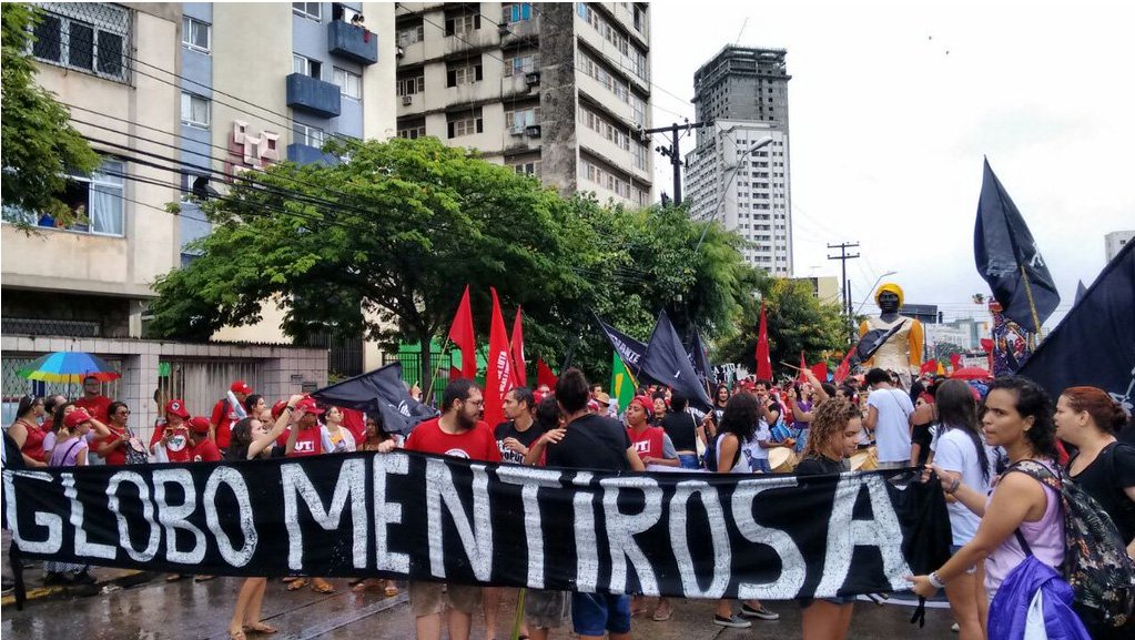 A marcha organizada pela Central Única dos Trabalhadores (CUT) enfrentou chuva, homenageou o Dia do Trabalho, e defendeu a democracia, os direitos sociais e se posicionou contra o golpe que pode afastar a presidente Dilma Rousseff (PT); em frente ao Palácio do Campo das Princesas, sede do governo do estado, manifestantes chamaram Paulo Câmara (PSB) de 'governador golpista'; cerca de 15 mil pessoas participaram da manifestação, segundo avaliação de lideranças (Foto: Voney Malta) A marcha organizada pela Central Única dos Trabalhadores (CUT) enfrentou chuva, homenageou o Dia do Trabalho, e defendeu a democracia, os direitos sociais e se posicionou contra o golpe que pode afastar a presidente Dilma Rousseff (PT); em frente ao Palácio do Campo das Princesas, sede do governo do estado, manifestantes chamaram Paulo Câmara (PSB) de 'governador golpista'; cerca de 15 mil pessoas participaram da manifestação, segundo avaliação de lideranças