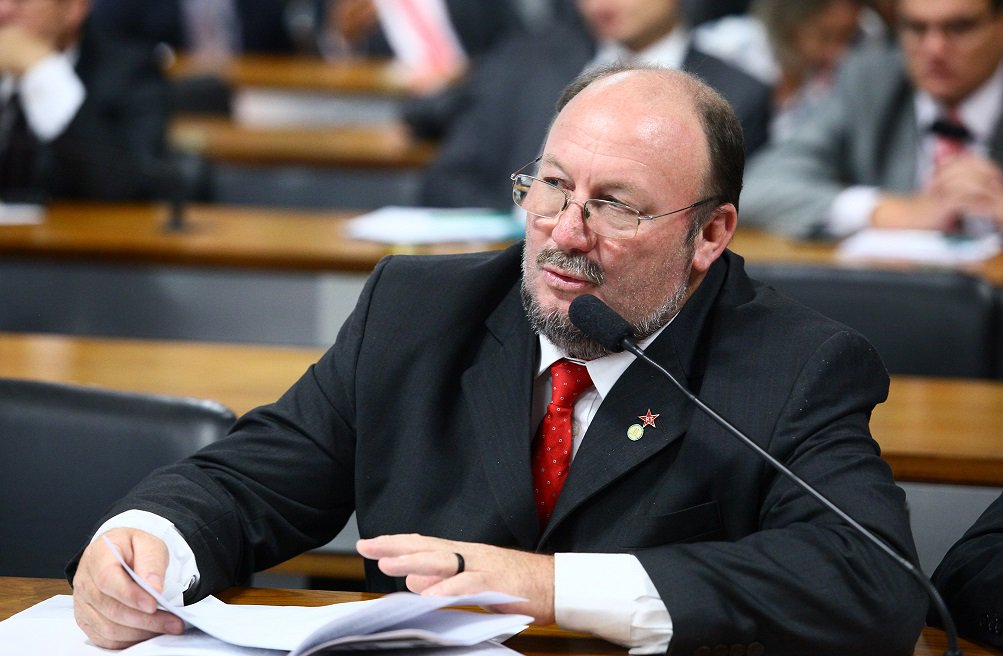 O deputado federal João Daniel (PT) é enfático ao Sergipe 247 ao afirmar que o processo de impeachment contra a presidente Dilma Rousseff, iniciado na semana passada pela Câmara, é baseado em “denúncias falsas, de mentiras, de calúnias, de difamações”; segundo ele, a oposição quer “destruir” o atual governo; ele reconhece que há um clima de “muita tensão” na Câmara, mas diz acreditar que é possível reverter este quadro; “Ninguém é contra que a oposição faça oposição. O que não dá para aceitar é um golpe aberto, às claras, pela oposição, apoiada agora oficialmente pelo que vem fazendo o juiz Sérgio Moro, com a grande mídia. Então se for dado o direito de defesa, se for ouvido e debatido, será revertido este quadro”, afirmou (Foto: Valter Lima) O deputado federal João Daniel (PT) é enfático ao Sergipe 247 ao afirmar que o processo de impeachment contra a presidente Dilma Rousseff, iniciado na semana passada pela Câmara, é baseado em “denúncias falsas, de mentiras, de calúnias, de difamações”; segundo ele, a oposição quer “destruir” o atual governo; ele reconhece que há um clima de “muita tensão” na Câmara, mas diz acreditar que é possível reverter este quadro; “Ninguém é contra que a oposição faça oposição. O que não dá para aceitar é um golpe aberto, às claras, pela oposição, apoiada agora oficialmente pelo que vem fazendo o juiz Sérgio Moro, com a grande mídia. Então se for dado o direito de defesa, se for ouvido e debatido, será revertido este quadro”, afirmou