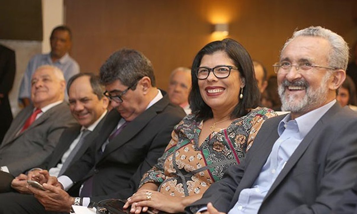 Na cerimônia de assinatura da autorização de financiamento para seis prefeituras baianas, o prefeito de Camaçari, Ademar Delgado, confirmou a programação para asfaltar 176 ruas neste ano, e destacou a importância e os benefícios do financiamento para a maior cidade da Região Metropolitana de Salvador; "Com mais ruas pavimentadas, vamos garantir mais qualidade de vida para as pessoas e mais mobilidade", disse Ademar (Foto: Romulo Faro) Na cerimônia de assinatura da autorização de financiamento para seis prefeituras baianas, o prefeito de Camaçari, Ademar Delgado, confirmou a programação para asfaltar 176 ruas neste ano, e destacou a importância e os benefícios do financiamento para a maior cidade da Região Metropolitana de Salvador; "Com mais ruas pavimentadas, vamos garantir mais qualidade de vida para as pessoas e mais mobilidade", disse Ademar