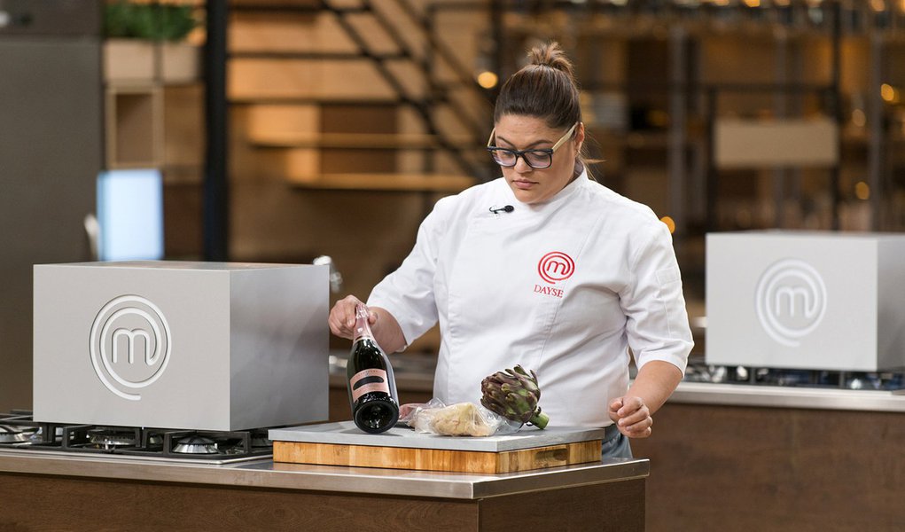 Única mulher na semifinal do MasterChef Profissionais, Dayse Paparoto ouviu muito desaforo até chegar aonde está; concorrentes chegaram a mandar que ela varresse o chão; assista (Foto: Gisele Federicce) Única mulher na semifinal do MasterChef Profissionais, Dayse Paparoto ouviu muito desaforo até chegar aonde está; concorrentes chegaram a mandar que ela varresse o chão; assista