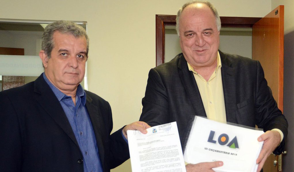 Os secretários do Planejamento, David Torres e da Casa Civil, Télio Ayres, protocolaram os projetos da Lei Orçamentária Anual (LOA) de 2016 e do Plano Plurianual (PPA) 2016/2019 na Assembleia Legislativa, no fim da tarde desta segunda-feira, 30; segundo Torres, a LOA prevê receita total de R$ 10 bilhões; "Sendo uma Receita Corrente Líquida de R$ 7,1 bilhões"; secretário frisou que as despesas com pessoal vão continuar pressionando o orçamento no próximo e garantiu que o governo espera aumento de 12% na arrecadação tributária (Foto: Aquiles Lins) Os secretários do Planejamento, David Torres e da Casa Civil, Télio Ayres, protocolaram os projetos da Lei Orçamentária Anual (LOA) de 2016 e do Plano Plurianual (PPA) 2016/2019 na Assembleia Legislativa, no fim da tarde desta segunda-feira, 30; segundo Torres, a LOA prevê receita total de R$ 10 bilhões; "Sendo uma Receita Corrente Líquida de R$ 7,1 bilhões"; secretário frisou que as despesas com pessoal vão continuar pressionando o orçamento no próximo e garantiu que o governo espera aumento de 12% na arrecadação tributária