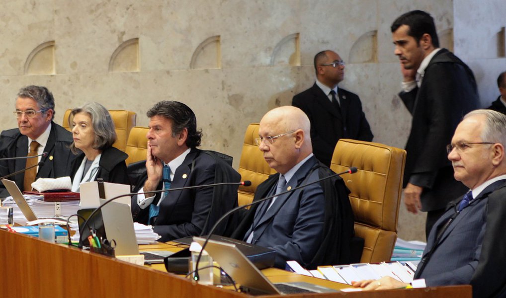 Houve divergência nos três primeiros votos proferidos no Supremo Tribunal Federal (STF) sobre a validade das regras definidas pelo presidente da Câmara, Eduardo Cunha (PMDB-RJ), para a votação sobre a abertura de processo de impeachment da presidente Dilma Rousseff; votaram os ministros Marco Aurélio, relator, e Edson Fachin e Luís Roberto Barroso; o relator votou pela suspensão da decisão de Cunha e decidiu que a votação deve ocorrer por ordem alfabética e de forma nominal; Fachin entendeu que a votação deve ocorrer individualmente entre deputados do Norte e do Sul, alternadamente; para Barroso, a votação deve ocorrer pelas bancadas, mas de acordo com a latitude das capitais, conforme manifestação do procurador-geral da República, Rodrigo Janot (Foto: Valter Lima) Houve divergência nos três primeiros votos proferidos no Supremo Tribunal Federal (STF) sobre a validade das regras definidas pelo presidente da Câmara, Eduardo Cunha (PMDB-RJ), para a votação sobre a abertura de processo de impeachment da presidente Dilma Rousseff; votaram os ministros Marco Aurélio, relator, e Edson Fachin e Luís Roberto Barroso; o relator votou pela suspensão da decisão de Cunha e decidiu que a votação deve ocorrer por ordem alfabética e de forma nominal; Fachin entendeu que a votação deve ocorrer individualmente entre deputados do Norte e do Sul, alternadamente; para Barroso, a votação deve ocorrer pelas bancadas, mas de acordo com a latitude das capitais, conforme manifestação do procurador-geral da República, Rodrigo Janot