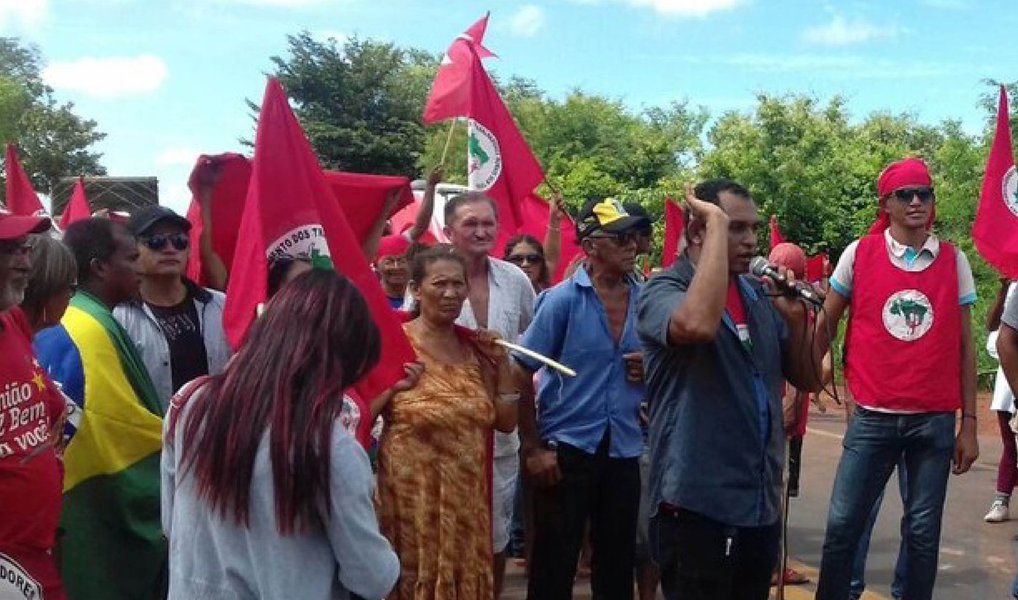 Militantes do Movimento dos Trabalhadores Rurais Sem Terra (MST) fecharam sete trechos de rodovias no Estado de Pernambuco em protesto contra o processo de impeachment da presidenta Dilma Rousseff (PT), a ser votado na Câmara dos Deputados domingo (17); manifestações também lembraram os 20 anos do massacre de Eldorado dos Carajás (PA); "Não só o MST, mas a Frente Brasil Popular tem realizado várias ações de formação e diálogo com a sociedade em defesa de democracia, contra o golpe, e não poderia ser diferente esse dia porque está se aproximando a votação e achamos importante reafirmar nossa posição e continuar esse processo de luta", disse Maria Gomes, da direção estadual do MST (Foto: Paulo Emílio) Militantes do Movimento dos Trabalhadores Rurais Sem Terra (MST) fecharam sete trechos de rodovias no Estado de Pernambuco em protesto contra o processo de impeachment da presidenta Dilma Rousseff (PT), a ser votado na Câmara dos Deputados domingo (17); manifestações também lembraram os 20 anos do massacre de Eldorado dos Carajás (PA); "Não só o MST, mas a Frente Brasil Popular tem realizado várias ações de formação e diálogo com a sociedade em defesa de democracia, contra o golpe, e não poderia ser diferente esse dia porque está se aproximando a votação e achamos importante reafirmar nossa posição e continuar esse processo de luta", disse Maria Gomes, da direção estadual do MST