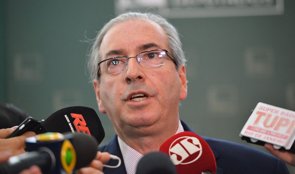 Questionada na Suécia se as denúncias de corrupção dirigidas contra o presidente da Câmara causavam constrangimento ao Brasil, a presidente respondeu "lamentar que seja com um brasileiro"; Dilma também disse que o governo não teria feito nenhum acordo para salvar o mandato do peemedebista - denunciado ao STF por envolvimento na Lava Jato e alvo de investigação no Conselho de Ética da Câmara - ao contrário da oposição (Foto: Paulo Emílio) Questionada na Suécia se as denúncias de corrupção dirigidas contra o presidente da Câmara causavam constrangimento ao Brasil, a presidente respondeu "lamentar que seja com um brasileiro"; Dilma também disse que o governo não teria feito nenhum acordo para salvar o mandato do peemedebista - denunciado ao STF por envolvimento na Lava Jato e alvo de investigação no Conselho de Ética da Câmara - ao contrário da oposição