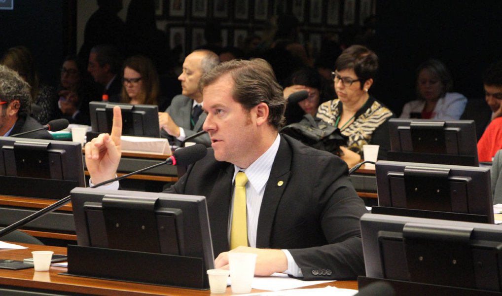 Citado como indeciso, o deputado federal Marx Beltrão (PMDB-AL) declarou que já definiu como vai votar no processo que pede o impeachment da presidente Dilma Rousseff (PT), mas que só vai anunciar nesta quarta-feira (13) através das suas redes sociais; "Diante de tudo o que foi colocado, já sei por qual caminho seguir. Ouvi muita gente sobre todo o processo, além de ter consultado toda a minha base política sobre este cenário", explicou o parlamentar (Foto: Voney Malta) Citado como indeciso, o deputado federal Marx Beltrão (PMDB-AL) declarou que já definiu como vai votar no processo que pede o impeachment da presidente Dilma Rousseff (PT), mas que só vai anunciar nesta quarta-feira (13) através das suas redes sociais; "Diante de tudo o que foi colocado, já sei por qual caminho seguir. Ouvi muita gente sobre todo o processo, além de ter consultado toda a minha base política sobre este cenário", explicou o parlamentar