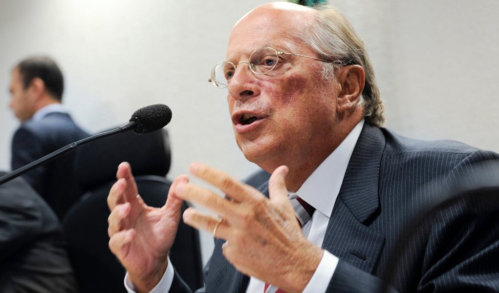 “Não foi coincidência que Cunha tenha decidido acolher o pedido no momento em que deputados do PT decidiram votar a favor de sua cassação no Conselho. Foi uma chantagem explicita”, reconheceu o jurista Miguel Reale Junior, um dos autores do pedido de impeachment de Dilma Rousseff, aceito ontem pelo presidente da Câmara, Eduardo Cunha (PMDB) (Foto: Roberta Namour) “Não foi coincidência que Cunha tenha decidido acolher o pedido no momento em que deputados do PT decidiram votar a favor de sua cassação no Conselho. Foi uma chantagem explicita”, reconheceu o jurista Miguel Reale Junior, um dos autores do pedido de impeachment de Dilma Rousseff, aceito ontem pelo presidente da Câmara, Eduardo Cunha (PMDB)