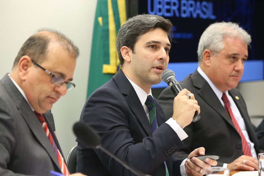 Defesa foi feita pelo diretor de políticas públicas do Uber no Brasil, Daniel Mangabeira, em depoimento na Câmara; ele destacou que o Uber é um sistema de tecnologia que cria grandes oportunidades de trabalho e fomenta o empreendedorismo; "Se a gente incentiva o indivíduo a se inserir no mercado de trabalho, por que não regulamentar?"; Mangabeira também ressaltou que o interesse do aplicativo é a regulação do serviço, "que estabeleça requisitos de segurança, rigidez e conforto" (Foto: Gisele Federicce) Defesa foi feita pelo diretor de políticas públicas do Uber no Brasil, Daniel Mangabeira, em depoimento na Câmara; ele destacou que o Uber é um sistema de tecnologia que cria grandes oportunidades de trabalho e fomenta o empreendedorismo; "Se a gente incentiva o indivíduo a se inserir no mercado de trabalho, por que não regulamentar?"; Mangabeira também ressaltou que o interesse do aplicativo é a regulação do serviço, "que estabeleça requisitos de segurança, rigidez e conforto"