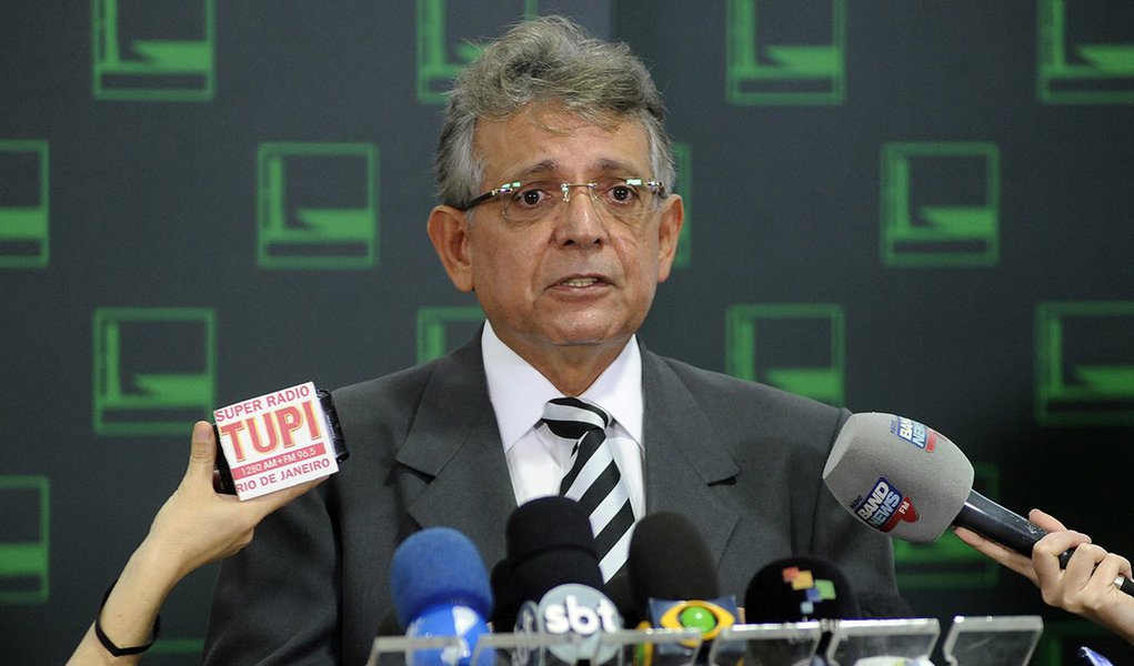 Um dos principais defensores da moralidade e ferrenho crítico do governo da presidente Dilma Rousseff, o deputado Pauderney Avelino, líder do DEM na Câmara, foi condenado a devolver R$ 4,6 milhões aos cofres da prefeitura de Manaus; segundo auditoria do Tribunal de Contas do Amazonas, Avelino praticou sobrepreço nos contratos de aluguéis de prédios usados como escolas no período em que foi secretário de Educação da capital (Foto: Aquiles Lins) Um dos principais defensores da moralidade e ferrenho crítico do governo da presidente Dilma Rousseff, o deputado Pauderney Avelino, líder do DEM na Câmara, foi condenado a devolver R$ 4,6 milhões aos cofres da prefeitura de Manaus; segundo auditoria do Tribunal de Contas do Amazonas, Avelino praticou sobrepreço nos contratos de aluguéis de prédios usados como escolas no período em que foi secretário de Educação da capital