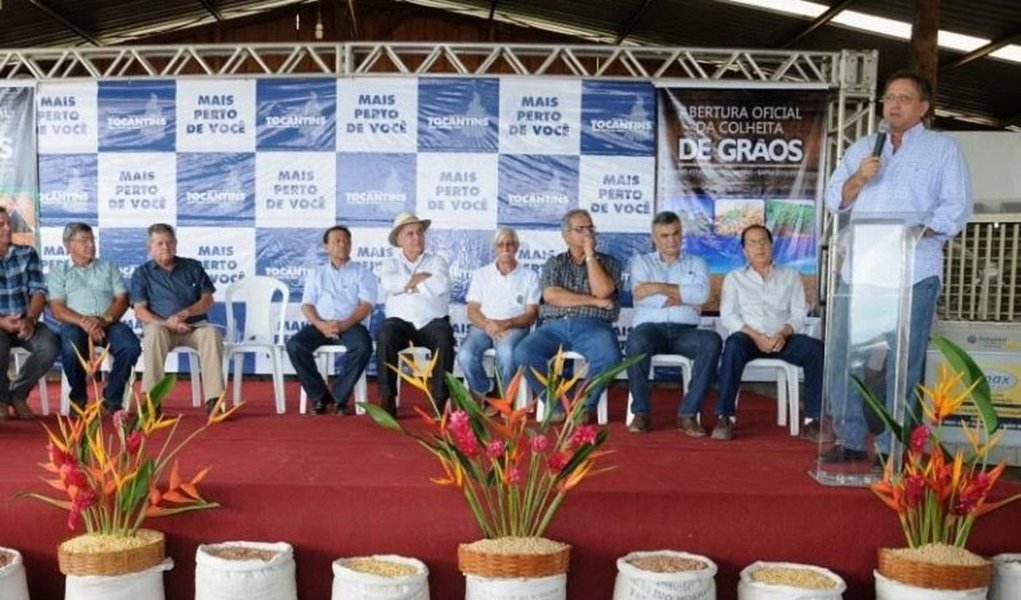Juiz Frederico Paiva Bandeira de Souza, da 3ª Vara de Feitos da Fazenda e Registros Públicos, proibiu o governo do Estado de utilizar o slogan "Governo mais perto de você" de sua publicidade institucional; em decisão liminar, o magistrado estabeleceu o prazo de 30 dias para que o governo faça a retirada de circulação e uso da logomarca de quaisquer documentos, papéis, ofícios, plotagens, fachadas de prédios públicos, placas de inauguração e de toda publicidade institucional, de modo que somente o Brasão de Armas do Estado do Tocantins possa ser utilizado; juiz alega suposta promoção pessoal do governador Marcelo Miranda; governo irá recorrer da decisão (Foto: Aquiles Lins) Juiz Frederico Paiva Bandeira de Souza, da 3ª Vara de Feitos da Fazenda e Registros Públicos, proibiu o governo do Estado de utilizar o slogan "Governo mais perto de você" de sua publicidade institucional; em decisão liminar, o magistrado estabeleceu o prazo de 30 dias para que o governo faça a retirada de circulação e uso da logomarca de quaisquer documentos, papéis, ofícios, plotagens, fachadas de prédios públicos, placas de inauguração e de toda publicidade institucional, de modo que somente o Brasão de Armas do Estado do Tocantins possa ser utilizado; juiz alega suposta promoção pessoal do governador Marcelo Miranda; governo irá recorrer da decisão