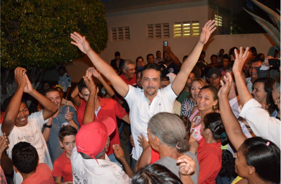 Em eleições suplementares realizadas neste domingo (6), em Araripe, o petista Giovane Guedes derrotou Damião Rodrigues com mais de 67% dos votos e é o novo prefeito do município, localizado a 527 Km de Fortaleza, na região do Cariri. Giovane toma posse no dia 16 de dezembro (Foto: Rodrigo Rocha) Em eleições suplementares realizadas neste domingo (6), em Araripe, o petista Giovane Guedes derrotou Damião Rodrigues com mais de 67% dos votos e é o novo prefeito do município, localizado a 527 Km de Fortaleza, na região do Cariri. Giovane toma posse no dia 16 de dezembro