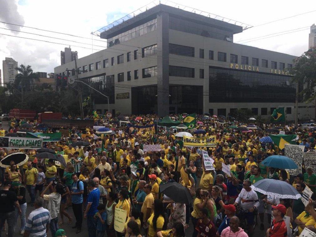 Milhares de goianienses foram às ruas da Capital na tarde deste domingo para defender a continuação da Operação Lava Jato e protestar contra o as mudanças no pacote anti-corrupção que resultaram na medida que prevê punição a juízes e promotores; os principais alvos dos manifestantes foram o presidente do Senado, Renan Calheiros, e os deputados federais goianos que votaram a favor da emenda do abuso de autoridade (Foto: José Barbacena) Milhares de goianienses foram às ruas da Capital na tarde deste domingo para defender a continuação da Operação Lava Jato e protestar contra o as mudanças no pacote anti-corrupção que resultaram na medida que prevê punição a juízes e promotores; os principais alvos dos manifestantes foram o presidente do Senado, Renan Calheiros, e os deputados federais goianos que votaram a favor da emenda do abuso de autoridade