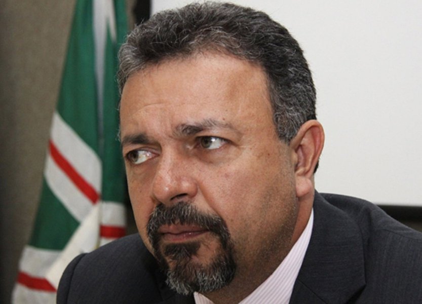 Analista de projetos da prefeitura Dagoberto Souza Machado afirmou que já prestou serviço a várias construtoras de Goiânia e disse não considerar a conduta antiética, mesmo trabalhando no setor responsável pela aprovação de projetos; em um dos casos, da Construtora Hábil Ltda, processo foi protocolado em 2007, sem projeto arquitetônico; "Fica clara a relação no mínimo imoral dos servidores da prefeitura com os empresários. Quando servidores fazem o projeto arquitetônico, os processos andam a jato”, afirma o presidente da CEI, vereador Elias Vaz (PSB); CEI ouve nesta terça-feira o deputado estadual Francisco Vale Júnior, que era secretário Municipal de Planejamento em 2007, quando entrou em vigor o atual Plano Diretor (Foto: Realle Palazzo-Martini) Analista de projetos da prefeitura Dagoberto Souza Machado afirmou que já prestou serviço a várias construtoras de Goiânia e disse não considerar a conduta antiética, mesmo trabalhando no setor responsável pela aprovação de projetos; em um dos casos, da Construtora Hábil Ltda, processo foi protocolado em 2007, sem projeto arquitetônico; "Fica clara a relação no mínimo imoral dos servidores da prefeitura com os empresários. Quando servidores fazem o projeto arquitetônico, os processos andam a jato”, afirma o presidente da CEI, vereador Elias Vaz (PSB); CEI ouve nesta terça-feira o deputado estadual Francisco Vale Júnior, que era secretário Municipal de Planejamento em 2007, quando entrou em vigor o atual Plano Diretor