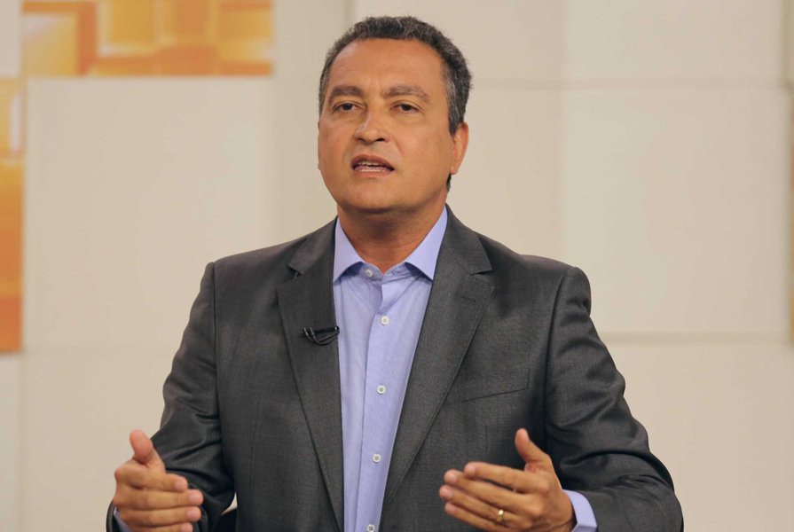 O governador da Bahia, Rui Costa, disse nesta quinta-feira que não ficou surpreso a lista da Odebrecht com mais de 200 políticos que receberam doações para suas campanhas em 2012 e em 2014; "Digo sempre que o problema em nosso país era o financiamento privado de campanha, e no decorrer, quem tinha dúvida disso vai ficando explícito. Da letra A à Z, todos vão aparecer em uma lista de registro das instituições. Não estou dizendo nada novo, já tinha dito outras vezes, mesmo antes desse processo mais atual de apuração", disse Rui (Foto: Romulo Faro) O governador da Bahia, Rui Costa, disse nesta quinta-feira que não ficou surpreso a lista da Odebrecht com mais de 200 políticos que receberam doações para suas campanhas em 2012 e em 2014; "Digo sempre que o problema em nosso país era o financiamento privado de campanha, e no decorrer, quem tinha dúvida disso vai ficando explícito. Da letra A à Z, todos vão aparecer em uma lista de registro das instituições. Não estou dizendo nada novo, já tinha dito outras vezes, mesmo antes desse processo mais atual de apuração", disse Rui