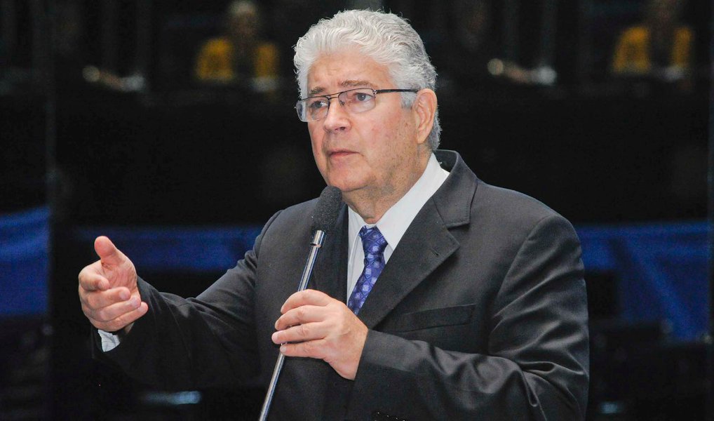 O senador Roberto Requião (PMDB-PR) usou o Twitter para se posicionar a favor da manutenção da presidente Dilma no Palácio do Planalto; "Não se trata de impeachment, mas de precarização do Brasil, primarização da economia, privatização da saúde e educação, fim da Nação", disse o paramentar; "Desabafo: Porra! Não somos uma república bananeira! Não envergonhem nosso país e nossa história com este impeachment!" (Foto: Leonardo Lucena) O senador Roberto Requião (PMDB-PR) usou o Twitter para se posicionar a favor da manutenção da presidente Dilma no Palácio do Planalto; "Não se trata de impeachment, mas de precarização do Brasil, primarização da economia, privatização da saúde e educação, fim da Nação", disse o paramentar; "Desabafo: Porra! Não somos uma república bananeira! Não envergonhem nosso país e nossa história com este impeachment!"