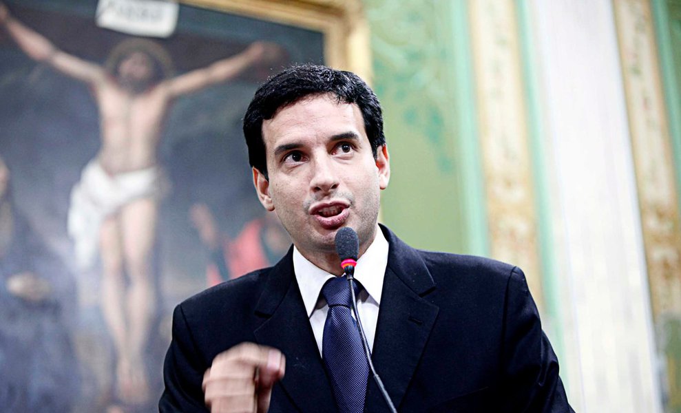 Escolhido pelos correligionários para ser candidato à presidência da Câmara Municipal de Salvador, o vereador Léo Prates, do Democratas, deve ser o próximo comandante do Legislativo; isso porque ele deve ser candidato único entre os partidos que compõem a base do prefeito ACM Neto, e a bancada da oposição não terá votos suficientes para derrotar o democrata; Prates já demonstra confiança de que não haverá mais de um nome; "Não. De jeito nenhum. Cabe à maturidade das pessoas. Apresentamos um conjunto de ideias e agora vamos democraticamente. Nossa candidatura não é contra ninguém, é a favor de Salvador e a favor da Câmara Municipal. Estamos construindo um espaço", diz o democrata (Foto: Romulo Faro) Escolhido pelos correligionários para ser candidato à presidência da Câmara Municipal de Salvador, o vereador Léo Prates, do Democratas, deve ser o próximo comandante do Legislativo; isso porque ele deve ser candidato único entre os partidos que compõem a base do prefeito ACM Neto, e a bancada da oposição não terá votos suficientes para derrotar o democrata; Prates já demonstra confiança de que não haverá mais de um nome; "Não. De jeito nenhum. Cabe à maturidade das pessoas. Apresentamos um conjunto de ideias e agora vamos democraticamente. Nossa candidatura não é contra ninguém, é a favor de Salvador e a favor da Câmara Municipal. Estamos construindo um espaço", diz o democrata