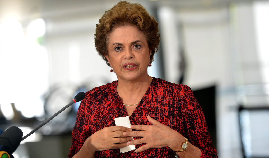 A Advocacia Geral da União e o Ministério da Justiça vão fazer uma análise minuciosa nos áudios das ligações divulgadas pela operação Lava Jato com o objetivo de verificar se houve alguma ilegalidade na maneira como o grampo foi realizado; uma das gravações deixa em dúvida se o telefone interceptado pelos policiais era algum vinculado à presidente Dilma Rousseff ou se era o do segurança Valmir Moraes da Silva, um militar que trabalha com o ex-presidente Lula “Não é normal ouvir a voz de alguém que não é o alvo da investigação antes da chamada iniciar. Se isso ocorreu, pode ser que os dois telefones estivessem interceptados”, diz o presidente da Federação Nacional dos Policiais Federais, Luís Boudens (Foto: Valter Lima) A Advocacia Geral da União e o Ministério da Justiça vão fazer uma análise minuciosa nos áudios das ligações divulgadas pela operação Lava Jato com o objetivo de verificar se houve alguma ilegalidade na maneira como o grampo foi realizado; uma das gravações deixa em dúvida se o telefone interceptado pelos policiais era algum vinculado à presidente Dilma Rousseff ou se era o do segurança Valmir Moraes da Silva, um militar que trabalha com o ex-presidente Lula “Não é normal ouvir a voz de alguém que não é o alvo da investigação antes da chamada iniciar. Se isso ocorreu, pode ser que os dois telefones estivessem interceptados”, diz o presidente da Federação Nacional dos Policiais Federais, Luís Boudens
