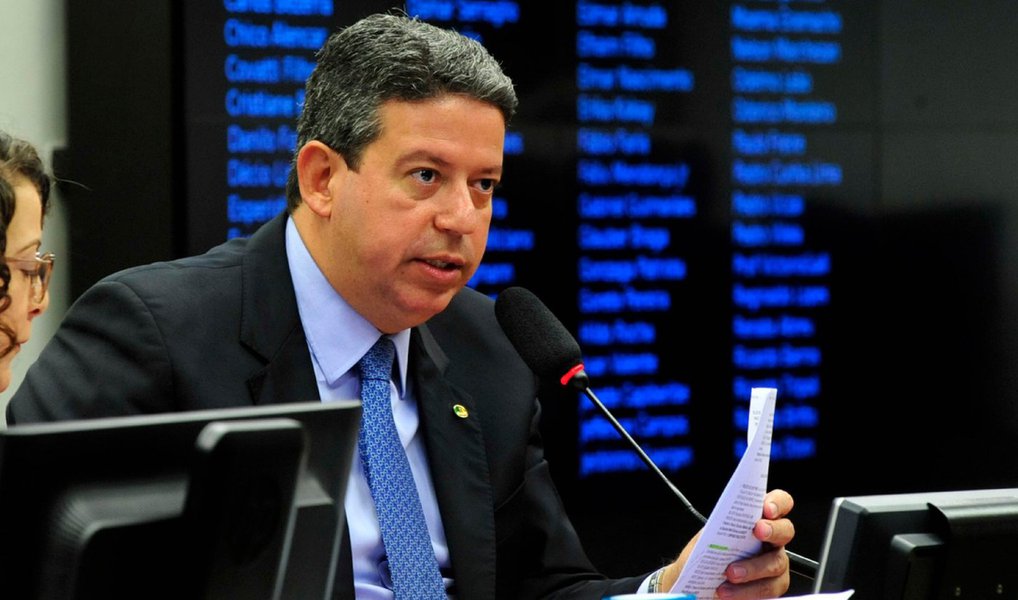 Com a justificativa de que vai seguir a decisão da bancada, o deputado federal Arthur Lira (PP-AL) anunciou que segue a decisão da bancada do partido e votará a favor da continuidade do processo de impeachment da presidente Dilma Rousseff; já o deputado federal Marx Beltrão (PMDB) deve definir e anunciar o seu voto até esta quinta-feira (14) (Foto: Voney Malta) Com a justificativa de que vai seguir a decisão da bancada, o deputado federal Arthur Lira (PP-AL) anunciou que segue a decisão da bancada do partido e votará a favor da continuidade do processo de impeachment da presidente Dilma Rousseff; já o deputado federal Marx Beltrão (PMDB) deve definir e anunciar o seu voto até esta quinta-feira (14)