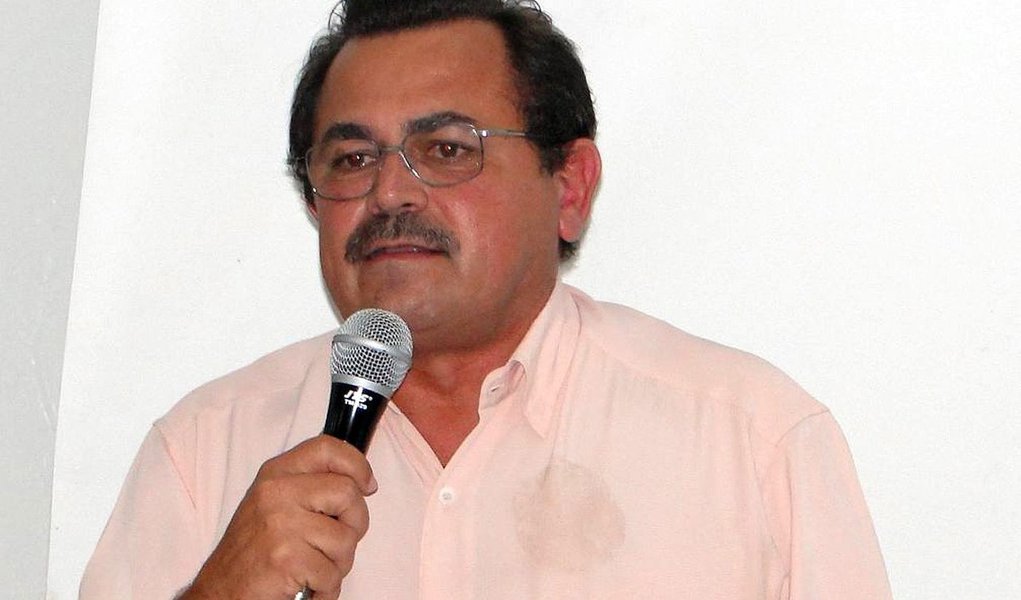 O presidente da Central Única dos Trabalhadores (CUT-TO) José Roque Rodrigues, afirmou que a expectativa de público na manifestação desta sexta-feira (18) em defesa do governo da presidente Dilma e do ex-presidente Lula é de aproximadamente 2.500 pessoas, em Palmas; o manifesto acontece em todo o País convocado por movimentos sociais, CUT, partidos de esquerda e pela Frente Brasil Popular que reúne mais de 60 entidades; segundo Rodrigues, a crise é por disputa de poder; "A elite brasileira está com os seus poderes ameaçados e estão disputando esse poder a qualquer custo. Jogam pro ar a questão da democracia, os espaços que a gente tem", complementou (Foto: Leonardo Lucena) O presidente da Central Única dos Trabalhadores (CUT-TO) José Roque Rodrigues, afirmou que a expectativa de público na manifestação desta sexta-feira (18) em defesa do governo da presidente Dilma e do ex-presidente Lula é de aproximadamente 2.500 pessoas, em Palmas; o manifesto acontece em todo o País convocado por movimentos sociais, CUT, partidos de esquerda e pela Frente Brasil Popular que reúne mais de 60 entidades; segundo Rodrigues, a crise é por disputa de poder; "A elite brasileira está com os seus poderes ameaçados e estão disputando esse poder a qualquer custo. Jogam pro ar a questão da democracia, os espaços que a gente tem", complementou