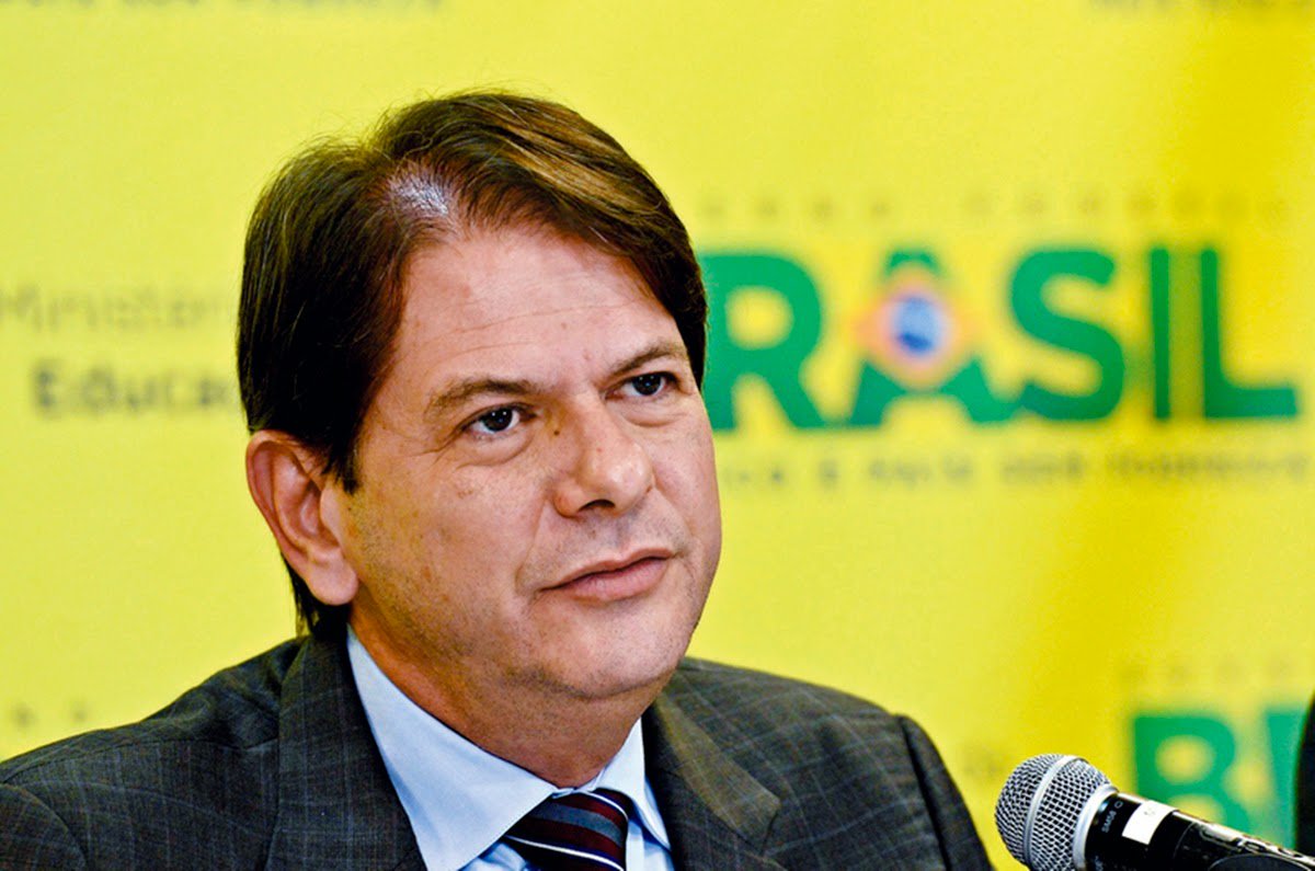 O ex-governador Cid Gomes assinou sua ficha de filiação ao PDT durante convenção estadual do partido, realizada neste sábado (17), em Fortaleza. Durante o evento, o ministro das Comunicações André Figueiredo foi mantido como presidente estadual da legenda. O diretório municipal será comandado pelo prefeito da Capital, Roberto Cláudio, recém-filiado (Foto: Rodrigo Rocha) O ex-governador Cid Gomes assinou sua ficha de filiação ao PDT durante convenção estadual do partido, realizada neste sábado (17), em Fortaleza. Durante o evento, o ministro das Comunicações André Figueiredo foi mantido como presidente estadual da legenda. O diretório municipal será comandado pelo prefeito da Capital, Roberto Cláudio, recém-filiado