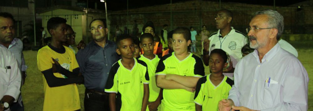 O prefeito Ademar Delgado entregou os serviços executados nos bairros Camaçari de Dentro e Jardim Brasília, por meio do programa Brilha Camaçari; entrega simbólica dos serviços do programa municipal aconteceu no campo de futebol situado na praça do Cajueiro, em Camaçari de Dentro; o equipamento de esporte e lazer também foi beneficiado pelo programa e ganhou duas torres com três refletores de 1000 watts cada; Ademar aproveitou a oportunidade para anunciar a inauguração dos residenciais Parque das Algarobas I, II e III, construídos no bairro Santa Maria, que acontecerá no próximo dia 3, e contará com a participação da presidente Dilma Rousseff, por meio de videoconferência (Foto: Romulo Faro) O prefeito Ademar Delgado entregou os serviços executados nos bairros Camaçari de Dentro e Jardim Brasília, por meio do programa Brilha Camaçari; entrega simbólica dos serviços do programa municipal aconteceu no campo de futebol situado na praça do Cajueiro, em Camaçari de Dentro; o equipamento de esporte e lazer também foi beneficiado pelo programa e ganhou duas torres com três refletores de 1000 watts cada; Ademar aproveitou a oportunidade para anunciar a inauguração dos residenciais Parque das Algarobas I, II e III, construídos no bairro Santa Maria, que acontecerá no próximo dia 3, e contará com a participação da presidente Dilma Rousseff, por meio de videoconferência