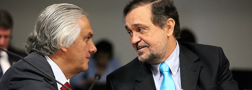 Presos sob acusação de ter atrapalhado as investigações da Operação Lava Jato, o líder do governo no Senado, Delcídio Amaral, ainda teve que contar com mais uma decepção: a de saber que um 'amigo' votou pela manutenção de seu cárcere em plenário; um dos dois senadores do PT que ratificaram a prisão foi o baiano Walter Pinheiro; Amaral perguntou a assessores como 'Waltinho' votou, e ao ouvir a resposta, assentiu com a cabeça e se calou (Foto: Romulo Faro) Presos sob acusação de ter atrapalhado as investigações da Operação Lava Jato, o líder do governo no Senado, Delcídio Amaral, ainda teve que contar com mais uma decepção: a de saber que um 'amigo' votou pela manutenção de seu cárcere em plenário; um dos dois senadores do PT que ratificaram a prisão foi o baiano Walter Pinheiro; Amaral perguntou a assessores como 'Waltinho' votou, e ao ouvir a resposta, assentiu com a cabeça e se calou