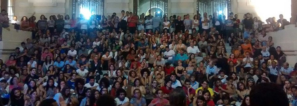 “Como profissionais da área jurídica e professores de Direito, nós não podemos ficar calados observando o impeachment, que é um procedimento previsto na Constituição, sendo utilizado como álibi para retirar do poder uma chefe de estado que não cometeu crime de responsabilidade. Trata-se de um uso deturpado desse instrumento para legitimar uma tomada de poder”, afirma Gustavo Ferreira Santos, professor de Direito Constitucional da UFPE e da Universidade Católica de Pernambuco (Unicap) (Foto: Roberta Namour) “Como profissionais da área jurídica e professores de Direito, nós não podemos ficar calados observando o impeachment, que é um procedimento previsto na Constituição, sendo utilizado como álibi para retirar do poder uma chefe de estado que não cometeu crime de responsabilidade. Trata-se de um uso deturpado desse instrumento para legitimar uma tomada de poder”, afirma Gustavo Ferreira Santos, professor de Direito Constitucional da UFPE e da Universidade Católica de Pernambuco (Unicap)