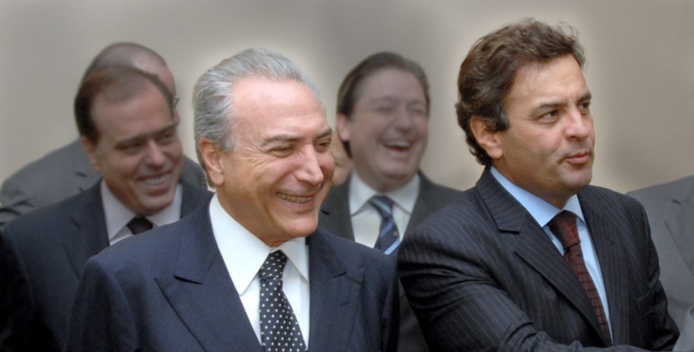 Vice-presidente da República teve um encontro nesta terça-feira 22 com o presidente do maior partido de oposição e um dos principais líderes do golpe contra a presidente Dilma Rousseff, o senador Aécio Neves (PSDB-MG); Aécio disse que a reunião, realizada em São Paulo, foi para discutir uma "agenda emergencial para o Brasil"; tucano declarou que Michel Temer estava "consciente do seu papel" e assegurou que o PSDB não fugirá "à responsabilidade" de contribuir com a estabilidade do País; de acordo com Aécio, o diálogo com Temer não deverá se desenrolar em torno de "cargos", mas de "propostas"; nessa segunda-feira, o também senador tucano José Serra disse que já negociava cargos em um eventual governo Temer; o vice negou e disse não ter porta-voz (Foto: Gisele Federicce) Vice-presidente da República teve um encontro nesta terça-feira 22 com o presidente do maior partido de oposição e um dos principais líderes do golpe contra a presidente Dilma Rousseff, o senador Aécio Neves (PSDB-MG); Aécio disse que a reunião, realizada em São Paulo, foi para discutir uma "agenda emergencial para o Brasil"; tucano declarou que Michel Temer estava "consciente do seu papel" e assegurou que o PSDB não fugirá "à responsabilidade" de contribuir com a estabilidade do País; de acordo com Aécio, o diálogo com Temer não deverá se desenrolar em torno de "cargos", mas de "propostas"; nessa segunda-feira, o também senador tucano José Serra disse que já negociava cargos em um eventual governo Temer; o vice negou e disse não ter porta-voz