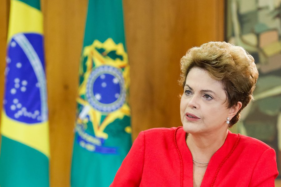 A presidente Dilma Rousseff antecipou a volta de Nova York ao Brasil e já está em Brasília; ela participou da assinatura de acordo sobre mudanças climáticas na sexta-feira (22), na sede na Organização das Nações Unidas (ONU), e a previsão era que ela partisse de Nova York neste sábado, com chegada à Brasília após as 23h; Dilma, no entanto, desembarcou na Base Aérea da capital por volta de 11h40, e passará o dia no Palácio da Alvorada, sem compromissos oficiais (Foto: Romulo Faro) A presidente Dilma Rousseff antecipou a volta de Nova York ao Brasil e já está em Brasília; ela participou da assinatura de acordo sobre mudanças climáticas na sexta-feira (22), na sede na Organização das Nações Unidas (ONU), e a previsão era que ela partisse de Nova York neste sábado, com chegada à Brasília após as 23h; Dilma, no entanto, desembarcou na Base Aérea da capital por volta de 11h40, e passará o dia no Palácio da Alvorada, sem compromissos oficiais