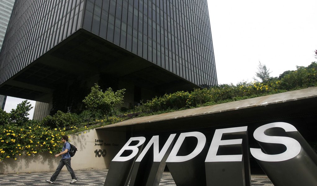 Banco Nacional de Desenvolvimento Econômico e Social (BNDES) reportou lucro líquido de R$ 6,414 bilhões no terceiro trimestre de 2016, mais que o dobro dos R$ 3,124 bilhões no mesmo período de 2015; desempenho trimestral foi impulsionado por créditos tributários no valor de R$ 4,514 bilhões; com isso, o BNDES reverteu o prejuízo de R$ 2,174 bilhões do primeiro semestre, acumulando lucro de R$ 4,24 bilhões entre janeiro e setembro de 2016 (Foto: Paulo Emílio) Banco Nacional de Desenvolvimento Econômico e Social (BNDES) reportou lucro líquido de R$ 6,414 bilhões no terceiro trimestre de 2016, mais que o dobro dos R$ 3,124 bilhões no mesmo período de 2015; desempenho trimestral foi impulsionado por créditos tributários no valor de R$ 4,514 bilhões; com isso, o BNDES reverteu o prejuízo de R$ 2,174 bilhões do primeiro semestre, acumulando lucro de R$ 4,24 bilhões entre janeiro e setembro de 2016