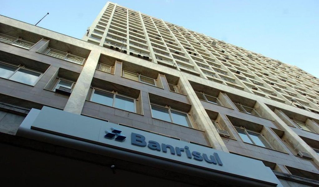 Clientes do Banrisul que são servidores públicos estaduais, tenham cadastro atualizado e conta ativa terão linha de crédito específica para a antecipação do 13º salário; a contratação pode ser feita a partir de terça-feira (15) nos canais de autoatendimento do Banco (caixas eletrônicos, Home Banking e Mobile Banking), por meio da modalidade 'Crédito Pessoal Servidor RS'; nesses canais, a contratação pode ocorrer nas 24 horas do dia, inclusive finais de semana e feriados (Foto: Leonardo Lucena) Clientes do Banrisul que são servidores públicos estaduais, tenham cadastro atualizado e conta ativa terão linha de crédito específica para a antecipação do 13º salário; a contratação pode ser feita a partir de terça-feira (15) nos canais de autoatendimento do Banco (caixas eletrônicos, Home Banking e Mobile Banking), por meio da modalidade 'Crédito Pessoal Servidor RS'; nesses canais, a contratação pode ocorrer nas 24 horas do dia, inclusive finais de semana e feriados