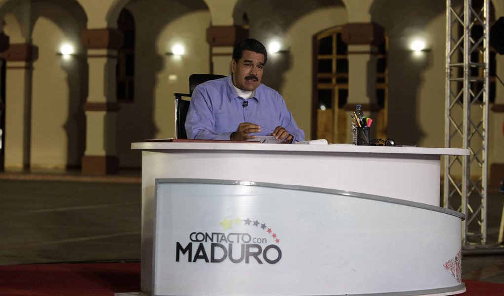 Presidente da Venezuela, Nicolás Maduro, disse que não permitirá que a direita consolide um "golpe eleitoral"; oposição saiu vitoriosa nas recentes eleições parlamentares e assegurou ampla maioria da Assembleia Nacional; "Não pensem que isso vai ficar assim. Nós vamos mudar essa situação e não vamos permitir que a direita consolide o seu golpe eleitoral, não vamos permitir", disse; ele afirmou que a direita venezuelana, submetida aos interesses imperiais, com a maioria parlamentar, pretende retomar o neoliberalismo no país (Foto: Paulo Emílio) Presidente da Venezuela, Nicolás Maduro, disse que não permitirá que a direita consolide um "golpe eleitoral"; oposição saiu vitoriosa nas recentes eleições parlamentares e assegurou ampla maioria da Assembleia Nacional; "Não pensem que isso vai ficar assim. Nós vamos mudar essa situação e não vamos permitir que a direita consolide o seu golpe eleitoral, não vamos permitir", disse; ele afirmou que a direita venezuelana, submetida aos interesses imperiais, com a maioria parlamentar, pretende retomar o neoliberalismo no país