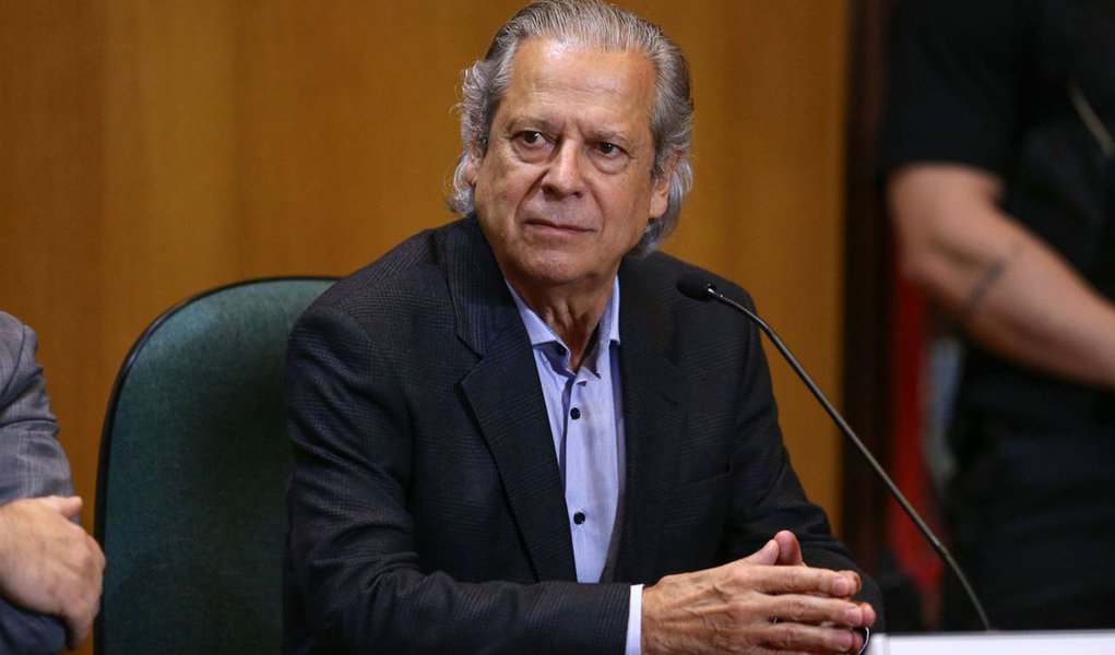 José Dirceu faz hoje 70 anos; a colunista Mônica Bergamo ressalta que ele pode ter, a partir de agora, penas atenuadas previstas em lei para réus que têm idade avançada; o ex-ministro da Casa Civil foi denunciado na Lava Jato pelos crimes de corrupção, lavagem de dinheiro e formação de quadrilha; ele também foi condenado na AP 470, do chamado 'mensalão' (Foto: Roberta Namour) José Dirceu faz hoje 70 anos; a colunista Mônica Bergamo ressalta que ele pode ter, a partir de agora, penas atenuadas previstas em lei para réus que têm idade avançada; o ex-ministro da Casa Civil foi denunciado na Lava Jato pelos crimes de corrupção, lavagem de dinheiro e formação de quadrilha; ele também foi condenado na AP 470, do chamado 'mensalão'