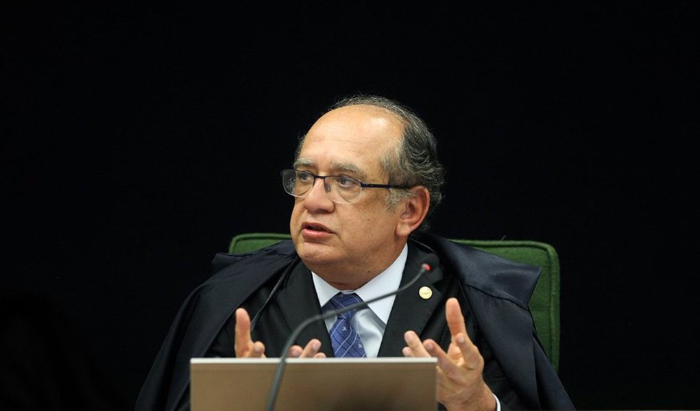 Após o vice Michel Temer ter recorrido ao Tribunal Superior Eleitoral pedindo a divisão das contas de campanha dele e da presidente Dilma Rousseff, o vice-presidente do TSE, ministro Gilmar Mendes, afirmou ontem que pode abrir a possibilidade; “Inicialmente, o tribunal tem uma posição contra a divisibilidade da ação. Mas, certamente, agora podemos ter um quadro novo, se eventualmente ocorre a suspensão ou mesmo o afastamento da presidente. Isso terá que ser devidamente analisado", disse (Foto: Roberta Namour) Após o vice Michel Temer ter recorrido ao Tribunal Superior Eleitoral pedindo a divisão das contas de campanha dele e da presidente Dilma Rousseff, o vice-presidente do TSE, ministro Gilmar Mendes, afirmou ontem que pode abrir a possibilidade; “Inicialmente, o tribunal tem uma posição contra a divisibilidade da ação. Mas, certamente, agora podemos ter um quadro novo, se eventualmente ocorre a suspensão ou mesmo o afastamento da presidente. Isso terá que ser devidamente analisado", disse