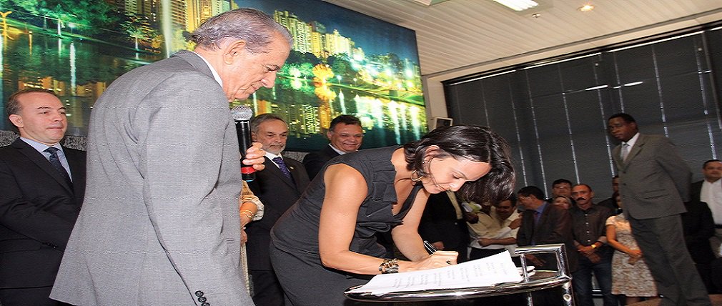 A advogada Anna Vitória Gomes Caiado tomou posse nesta segunda-feira no secretariado do prefeito Iris Rezende (PMDB) como a nova procuradora-geral do Município; ela é filha do senador Ronaldo Caiado (DEM) e é bacharel em Direito pela PUC-Goiás, com experiência na advocacia cível há pelo menos 14 anos; este não é o primeiro cargo publico de filha de Caiado; em 2006, Anna Vitória foi exonerada junto com outros servidores da Câmara dos Deputados pelo decreto que diminuiu drasticamente o número de Cargos de Natureza Especial (CNE), que eram ocupados, em grande parte, por parentes de direitos da Casa e parlamentares; na época, Ronaldo Caiado era deputado federal pelo PFL, como mostrou reportagem do Estadão (Foto: José Barbacena) A advogada Anna Vitória Gomes Caiado tomou posse nesta segunda-feira no secretariado do prefeito Iris Rezende (PMDB) como a nova procuradora-geral do Município; ela é filha do senador Ronaldo Caiado (DEM) e é bacharel em Direito pela PUC-Goiás, com experiência na advocacia cível há pelo menos 14 anos; este não é o primeiro cargo publico de filha de Caiado; em 2006, Anna Vitória foi exonerada junto com outros servidores da Câmara dos Deputados pelo decreto que diminuiu drasticamente o número de Cargos de Natureza Especial (CNE), que eram ocupados, em grande parte, por parentes de direitos da Casa e parlamentares; na época, Ronaldo Caiado era deputado federal pelo PFL, como mostrou reportagem do Estadão
