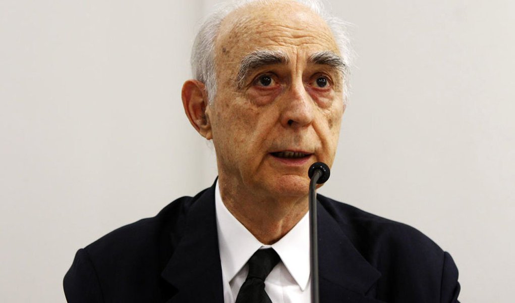 "Os golpes militares da época da Guerra Fria estão sendo substituídos pelo impeachment. A função do Congresso é fiscalizar os governos, e não derrubá-los. Isso é o mesmo que bater às portas dos quartéis", dispara o advogado Cláudio Lembo, professor da USP e do Mackenzie; filiado ao PSD, o estudioso, que já integrou o DEM, afirma que a sua antiga legenda e o PSDB querem "derrubar o governo a qualquer custo", por não se conformarem com o resultado das urnas em 2014; "A elite branca está furiosa. Não entendeu que o Brasil mudou, por isso está perdida", acrescenta (Foto: Leonardo Lucena) "Os golpes militares da época da Guerra Fria estão sendo substituídos pelo impeachment. A função do Congresso é fiscalizar os governos, e não derrubá-los. Isso é o mesmo que bater às portas dos quartéis", dispara o advogado Cláudio Lembo, professor da USP e do Mackenzie; filiado ao PSD, o estudioso, que já integrou o DEM, afirma que a sua antiga legenda e o PSDB querem "derrubar o governo a qualquer custo", por não se conformarem com o resultado das urnas em 2014; "A elite branca está furiosa. Não entendeu que o Brasil mudou, por isso está perdida", acrescenta