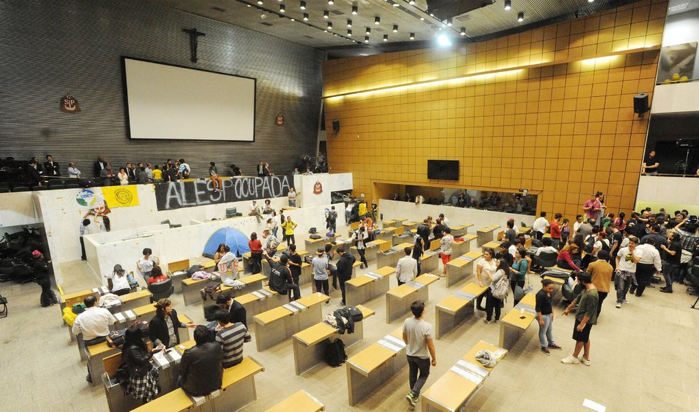 Estudantes secundaristas mantêm a ocupação do plenário Juscelino Kubitschek da Assembleia Legislativa do Estado de São Paulo (Alesp), na zona Sul da capital paulista; grupo exige a instauração da CPI do Merendão; presidente da Alesp, Fernando Capez, um dos acusados de envolvimento no esquema, disse que pedido de reintegração de posse da área deve ser executado nesta tarde; "Vamos tomar providências para recuperar os espaços que são da população e onde devem se realizar as votações de projetos. Temos quatro projetos importantes na pauta deste semestre e eu já havia acertado o ritmo das votações, mas a invasão interrompeu isso", disse Capez (Foto: Aquiles Lins) Estudantes secundaristas mantêm a ocupação do plenário Juscelino Kubitschek da Assembleia Legislativa do Estado de São Paulo (Alesp), na zona Sul da capital paulista; grupo exige a instauração da CPI do Merendão; presidente da Alesp, Fernando Capez, um dos acusados de envolvimento no esquema, disse que pedido de reintegração de posse da área deve ser executado nesta tarde; "Vamos tomar providências para recuperar os espaços que são da população e onde devem se realizar as votações de projetos. Temos quatro projetos importantes na pauta deste semestre e eu já havia acertado o ritmo das votações, mas a invasão interrompeu isso", disse Capez
