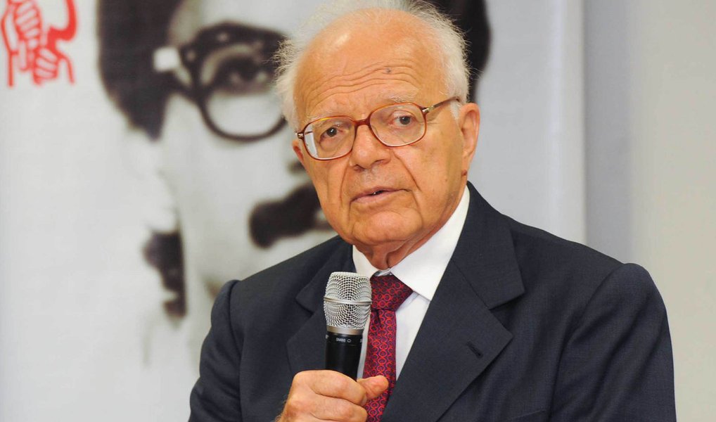 O jurista Fábio Konder Comparato aponta que o processo de impeachment da presidente Dilma é uma tentativa de forjar "grosseiramente" a existência de um crime de responsabilidade; segundo ele, o fato de uma pessoa da classe proletária conseguir se introduzir no quadro político tradicional; e de o país estar a beira de um colapso econômico, desencadearam a crise política; Comparato também esclareceu que a Constituição determina que a decisão de impeachment cabe ao Congresso, mas que "o STF não pode, de forma alguma, manter-se alheio ao processo"; ssbre a convocação de novas eleições, o jurista indicou: "Novas eleições só serão admissíveis mediante emenda constitucional" (Foto: Leonardo Lucena) O jurista Fábio Konder Comparato aponta que o processo de impeachment da presidente Dilma é uma tentativa de forjar "grosseiramente" a existência de um crime de responsabilidade; segundo ele, o fato de uma pessoa da classe proletária conseguir se introduzir no quadro político tradicional; e de o país estar a beira de um colapso econômico, desencadearam a crise política; Comparato também esclareceu que a Constituição determina que a decisão de impeachment cabe ao Congresso, mas que "o STF não pode, de forma alguma, manter-se alheio ao processo"; ssbre a convocação de novas eleições, o jurista indicou: "Novas eleições só serão admissíveis mediante emenda constitucional"