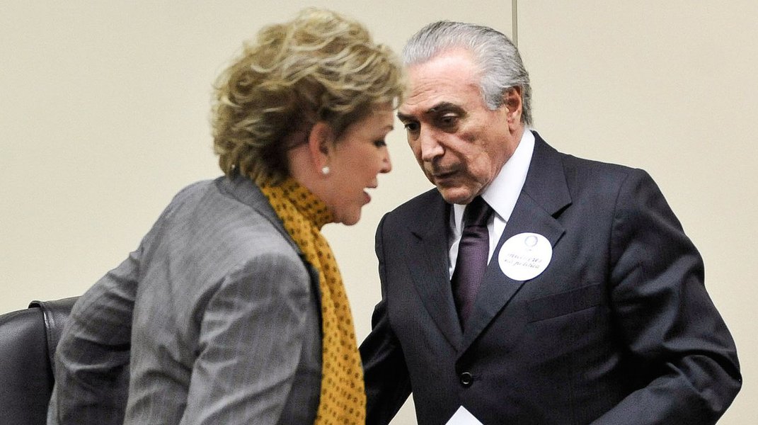 Para Alex Solnik, colunista do 247, a senadora que ganhou o apelido de "Martaxa" durante a gestão de prefeita de São Paulo "poderá ser conhecida daqui para frente, no PMDB, como 'Martagarela'"; isso porque, neste sábado, na convenção estadual do PMDB, em São Paulo, ela "mais uma vez meteu os pés pelas mãos", segundo o jornalista, ao declarar em seu discurso: "Unidos, construiremos um novo Brasil, sob a liderança do Michel Temer"; "Comportando-se como se fosse peemedebista histórica, tomou para si a missão de massagear o ego do presidente do partido, sem se dar conta de que, com isso, estaria alimentando uma intriga desnecessária com o governo do qual, afinal, ele é o vice-presidente, para o bem e para o mal e em cujo prato ela, afinal, comeu", comenta Solnik (Foto: Alex Solnik) Para Alex Solnik, colunista do 247, a senadora que ganhou o apelido de "Martaxa" durante a gestão de prefeita de São Paulo "poderá ser conhecida daqui para frente, no PMDB, como 'Martagarela'"; isso porque, neste sábado, na convenção estadual do PMDB, em São Paulo, ela "mais uma vez meteu os pés pelas mãos", segundo o jornalista, ao declarar em seu discurso: "Unidos, construiremos um novo Brasil, sob a liderança do Michel Temer"; "Comportando-se como se fosse peemedebista histórica, tomou para si a missão de massagear o ego do presidente do partido, sem se dar conta de que, com isso, estaria alimentando uma intriga desnecessária com o governo do qual, afinal, ele é o vice-presidente, para o bem e para o mal e em cujo prato ela, afinal, comeu", comenta Solnik